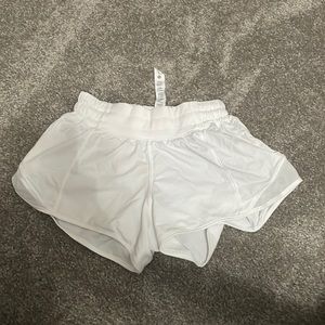 Lululemon 2.5 inch white hotty hots size 0